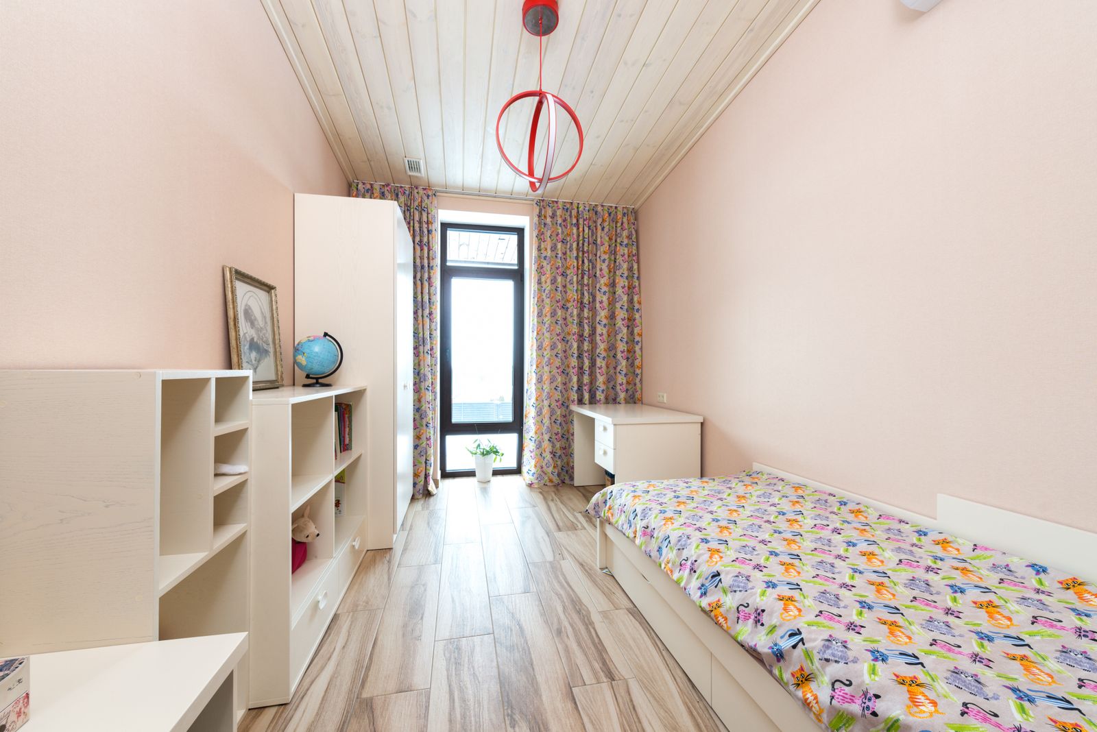 Lichte kinderkamer met warm hout, zachte kleuren en speelse details