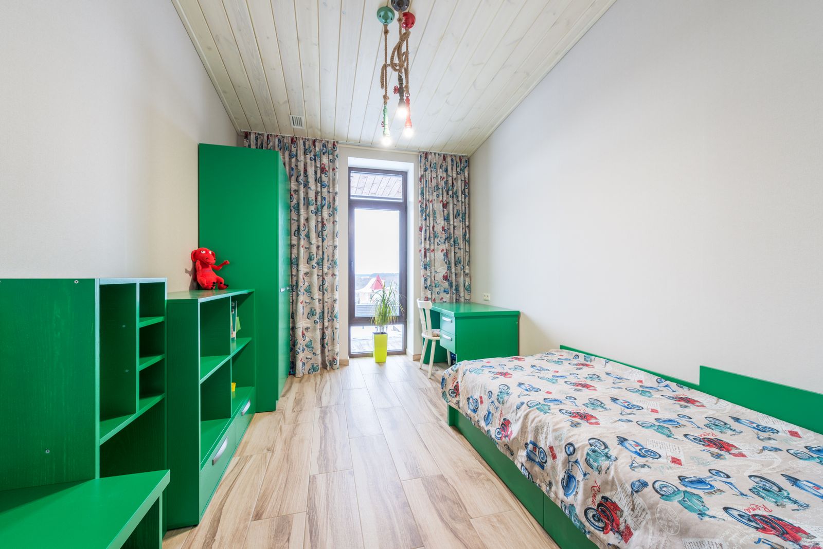 Kleine kinderkamer met bed, speelgoed en een vrije vloerzone