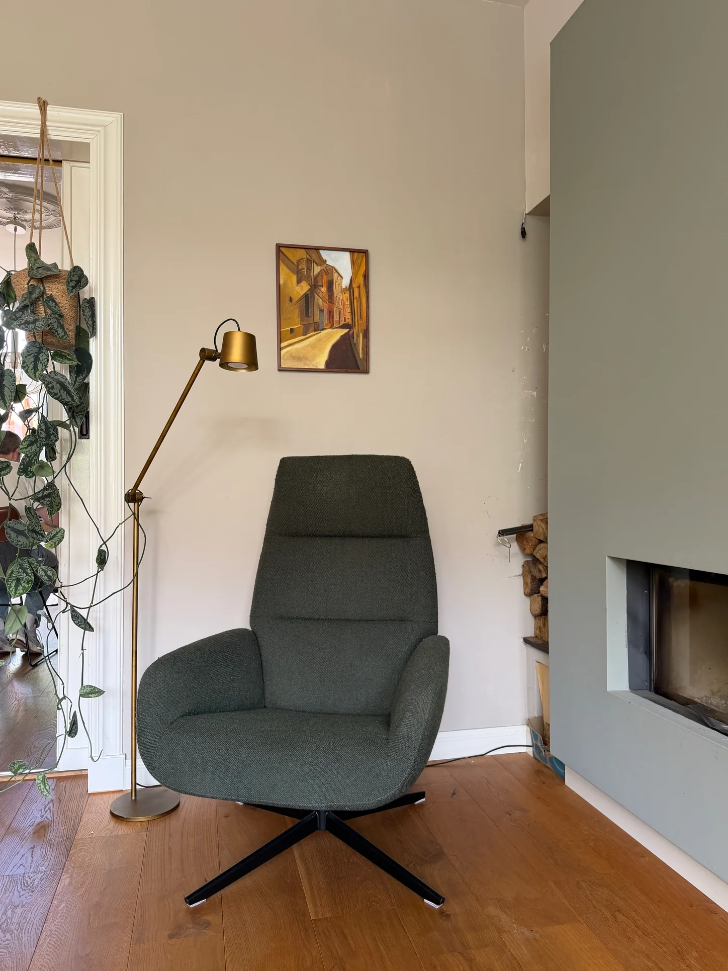 Warme zithoek met persoonlijke materialen, kleur en zachte verlichting