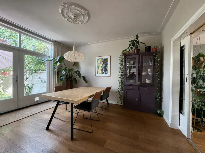 Open keuken en eethoek die visueel met elkaar verbonden zijn