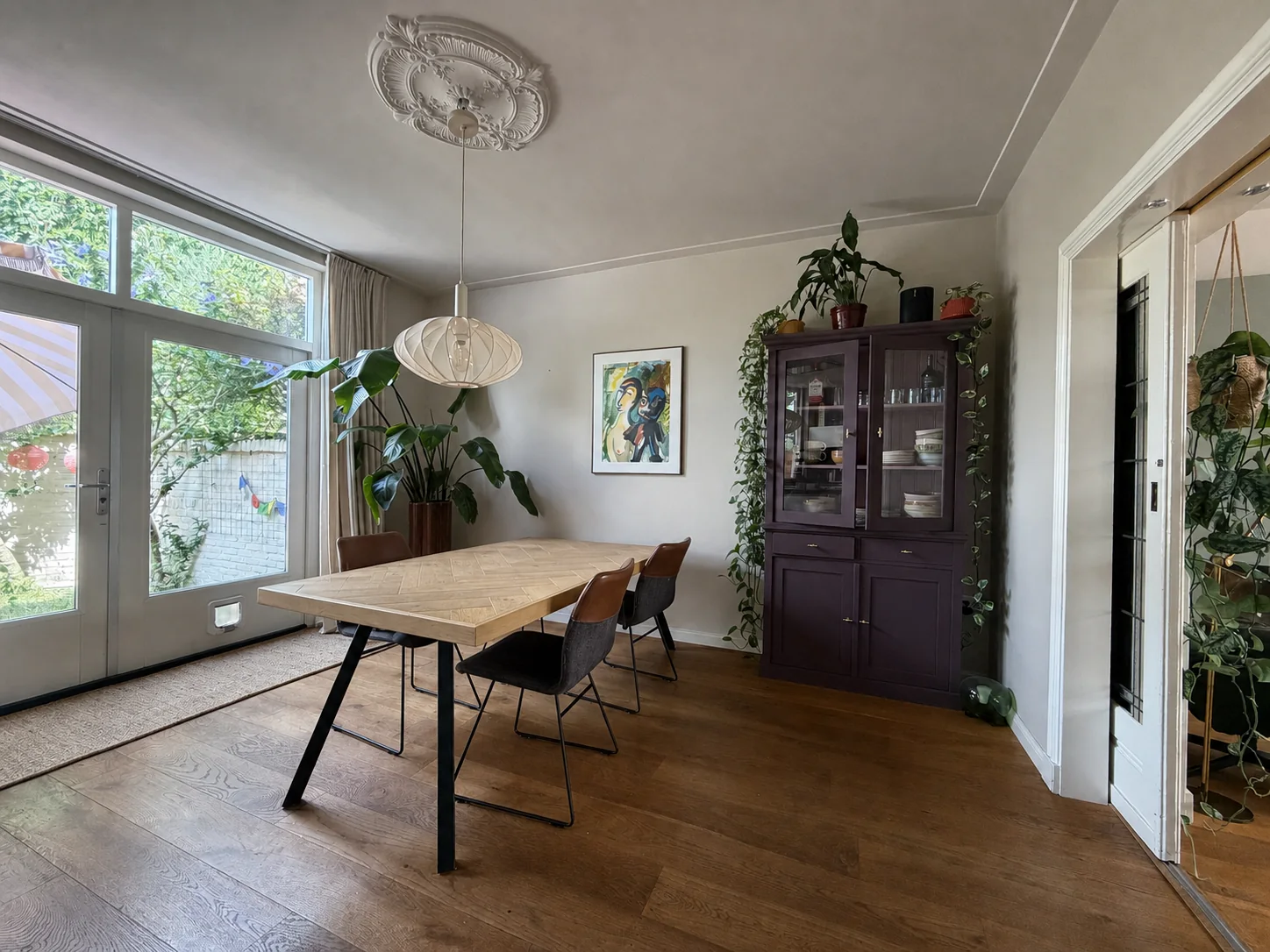 Open woon- en eetkamer waarin de zithoek en eettafel mooi samenkomen
