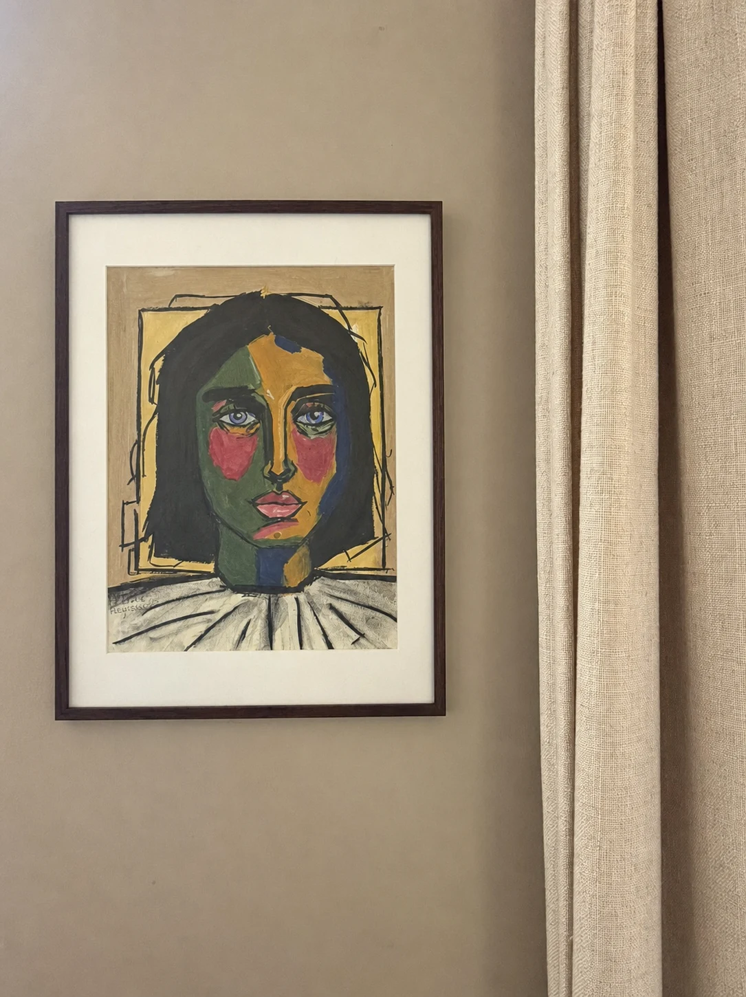 Kleurrijk portret in een donkere houten lijst naast een naturel gordijn
