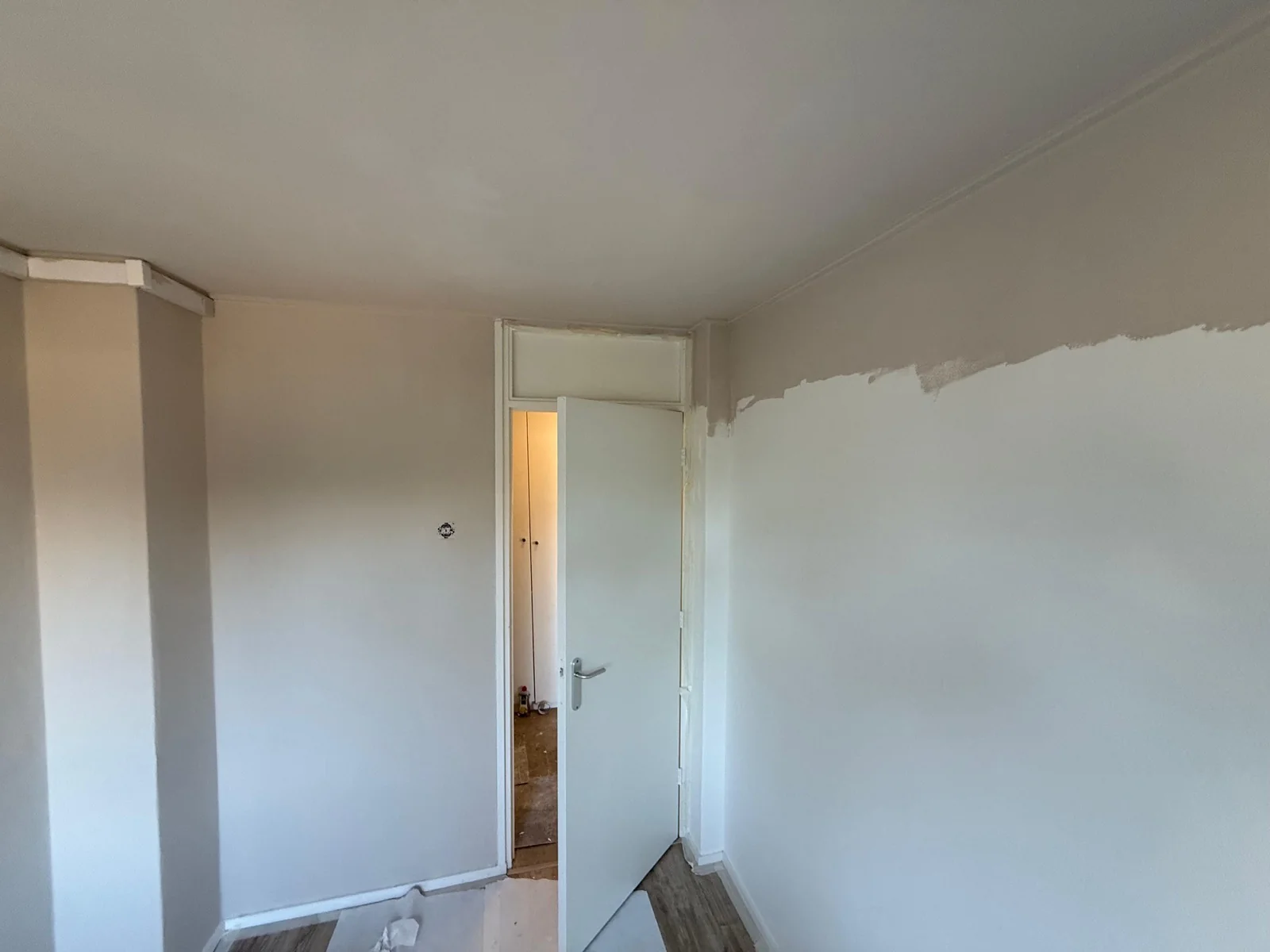 Kamer met verschillende lichte wandtinten tijdens het schilderen