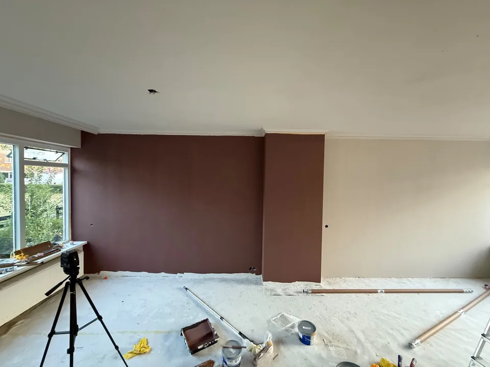 Bordeaux wand naast een rustige lichte wand, tijdens de uitvoering van een kleurproject in Nijmegen