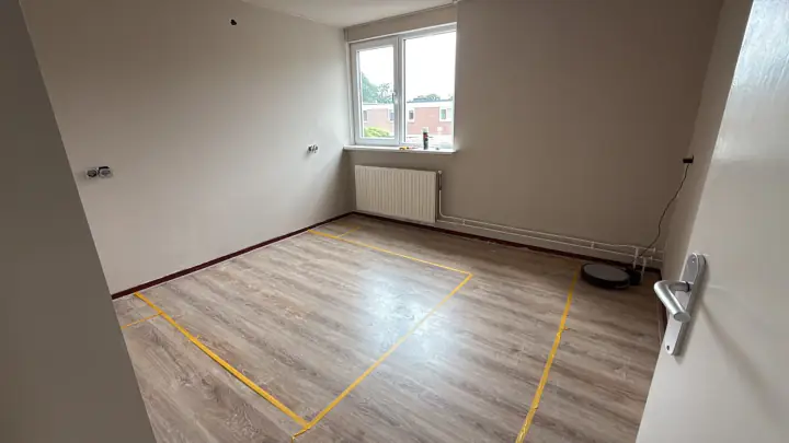 Hal met kleur, kunst en een duidelijke doorgang