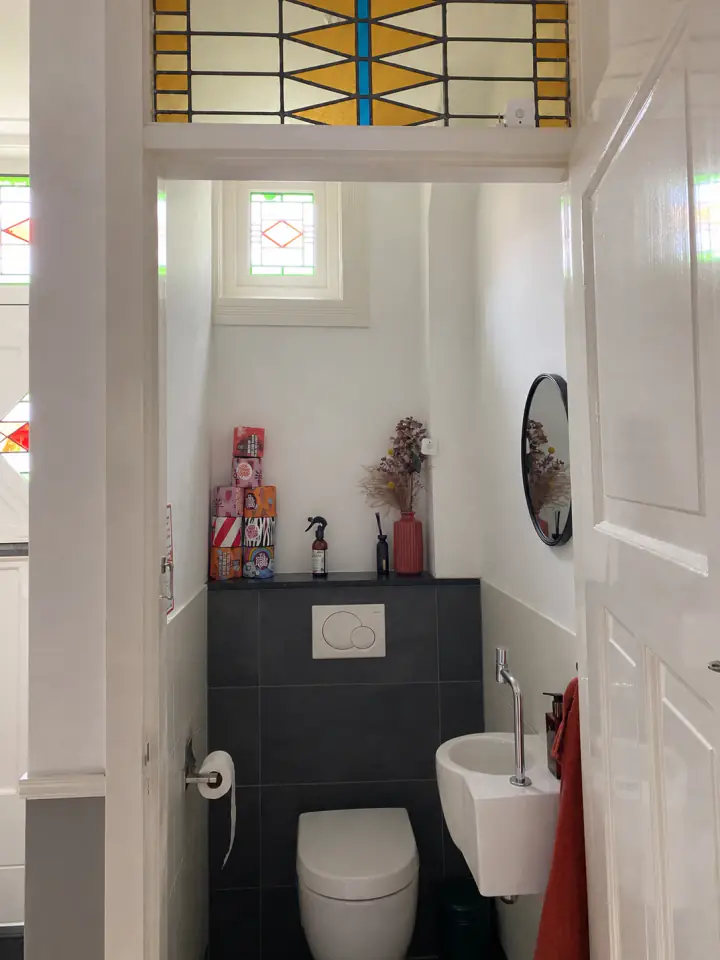 Toilet met lichte wanden vóór de kleurverandering