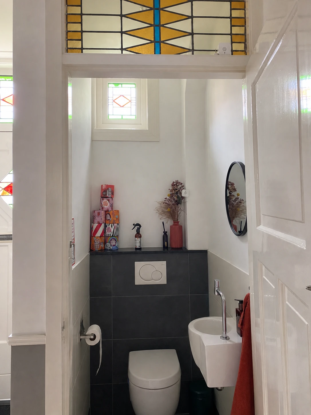 Toilet met lichte wanden vóór de kleurverandering