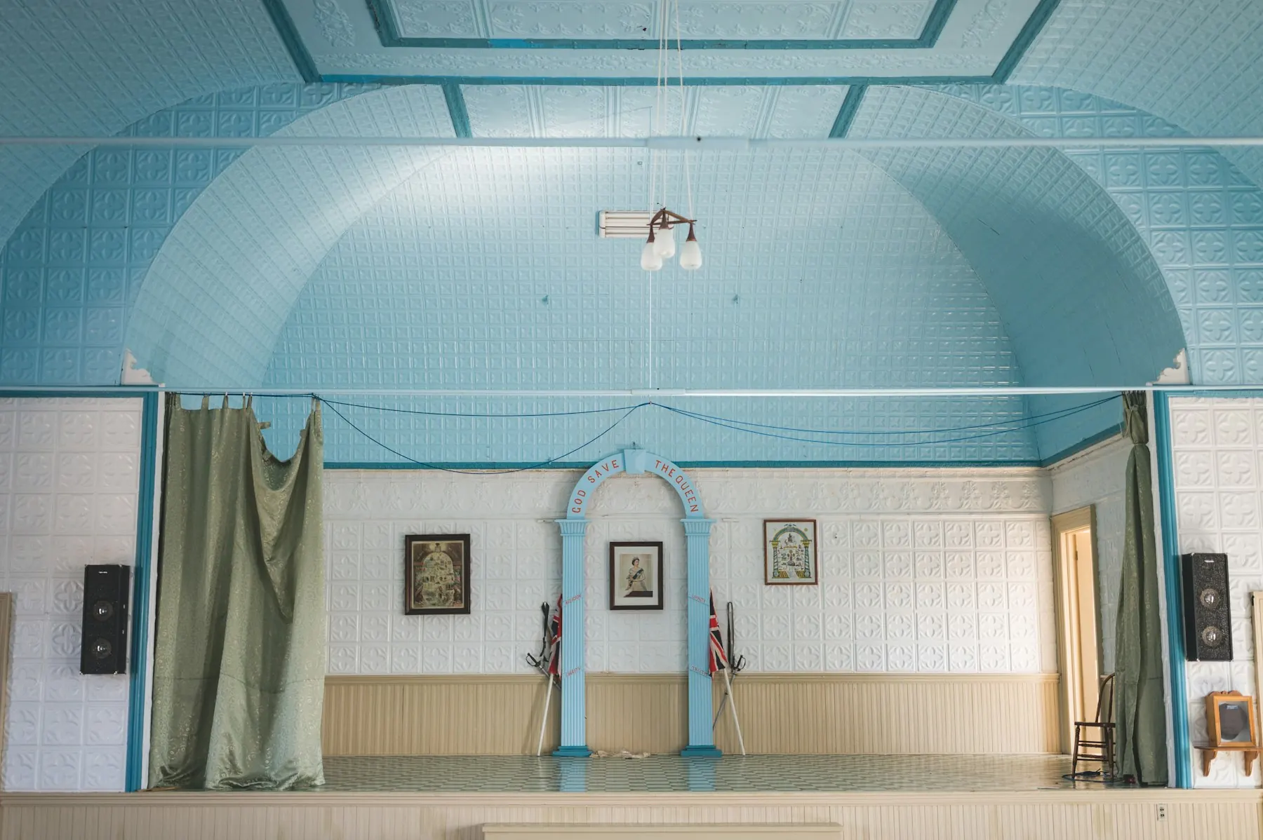 Lichtblauw plafond dat onderdeel is van de kleurarchitectuur