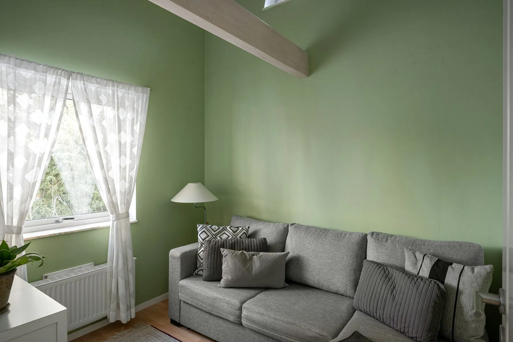 Woonkamer met zachte groene wanden