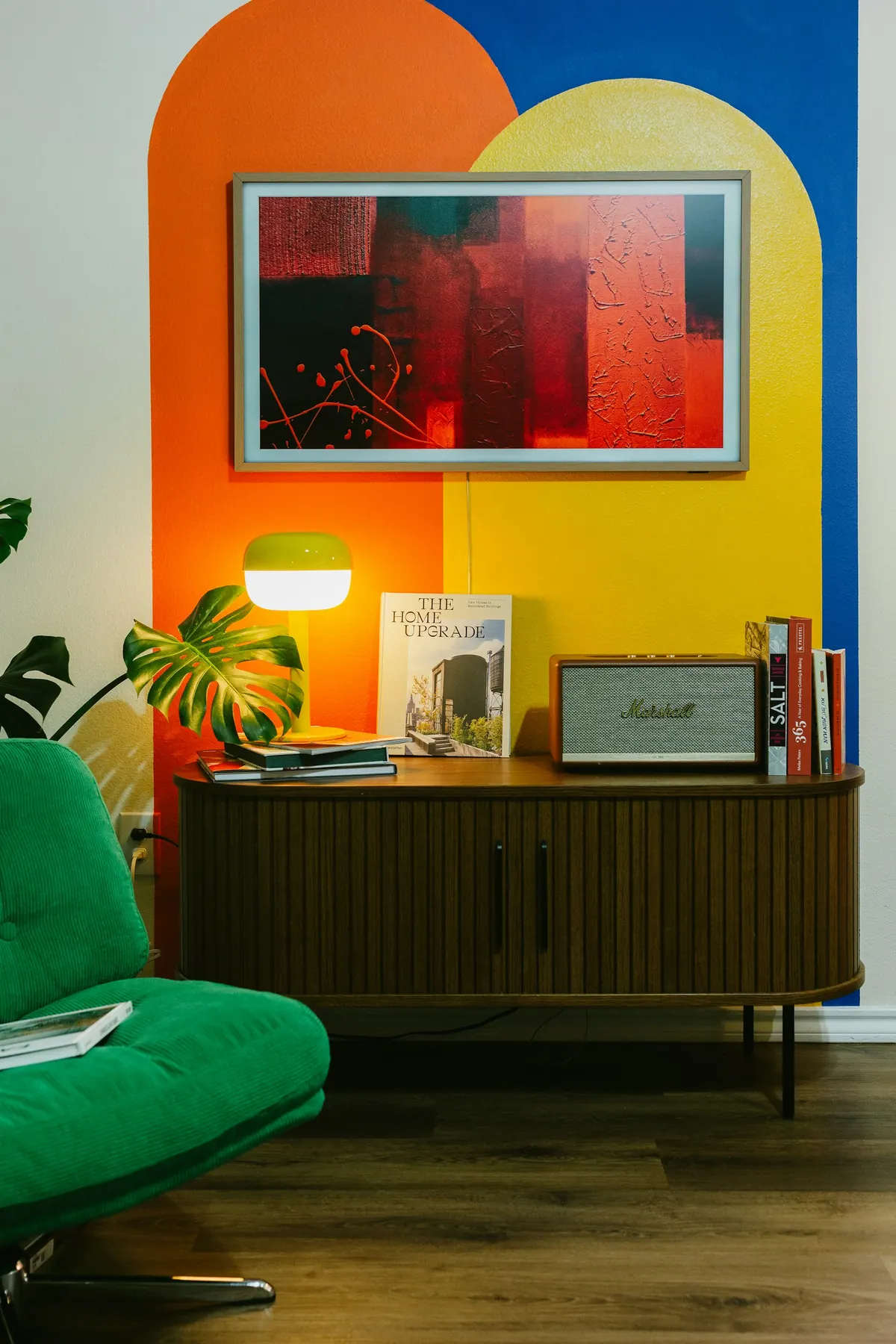 Woonkamer met een uitgesproken maar samenhangend kleurenpalet