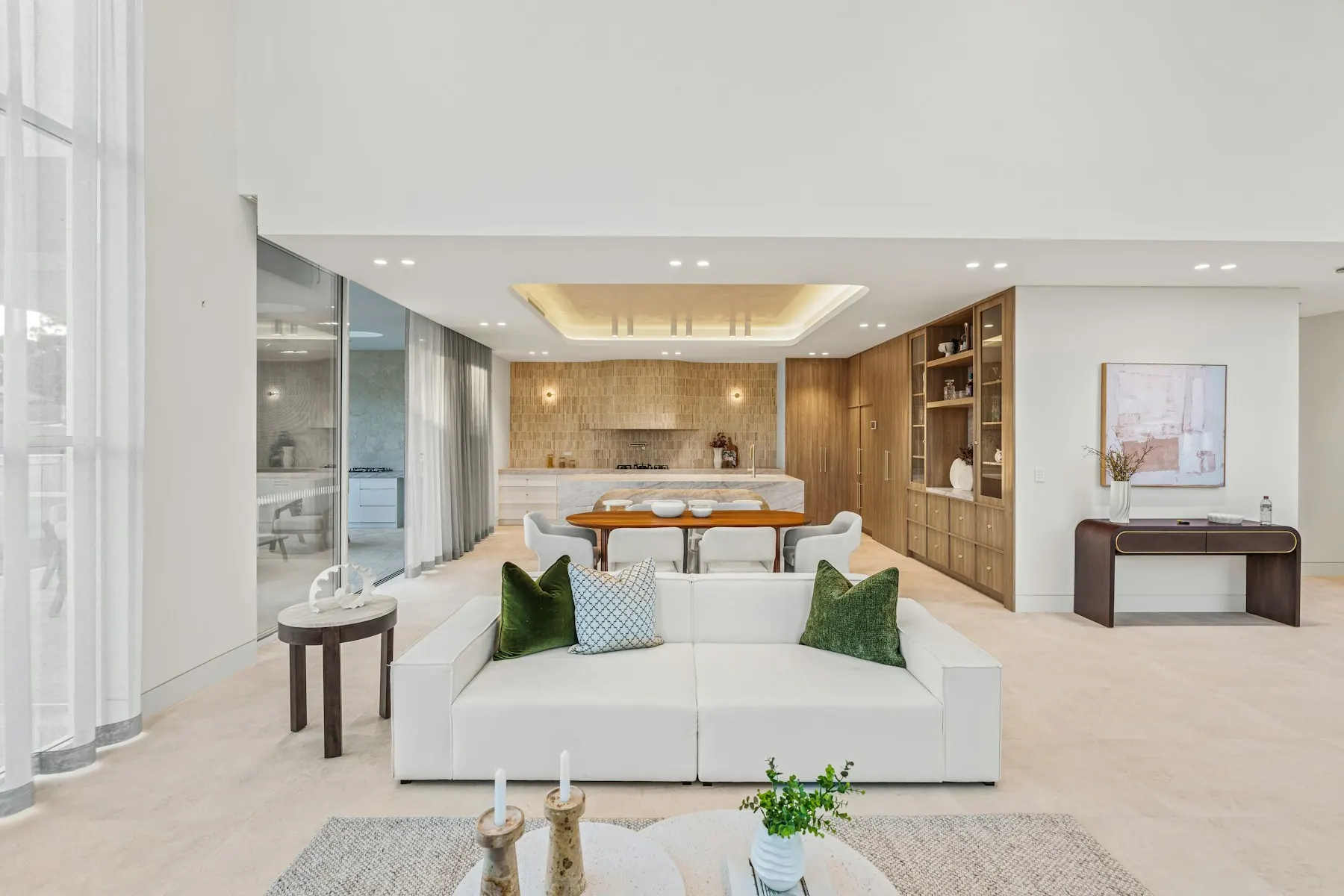 Open keuken en woonkamer die met kleur en materiaal één geheel vormen