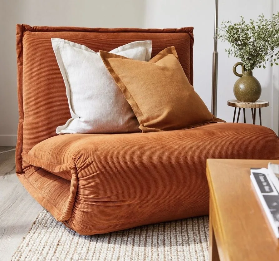 Compacte terracottakleurige fauteuil zonder brede armleuningen